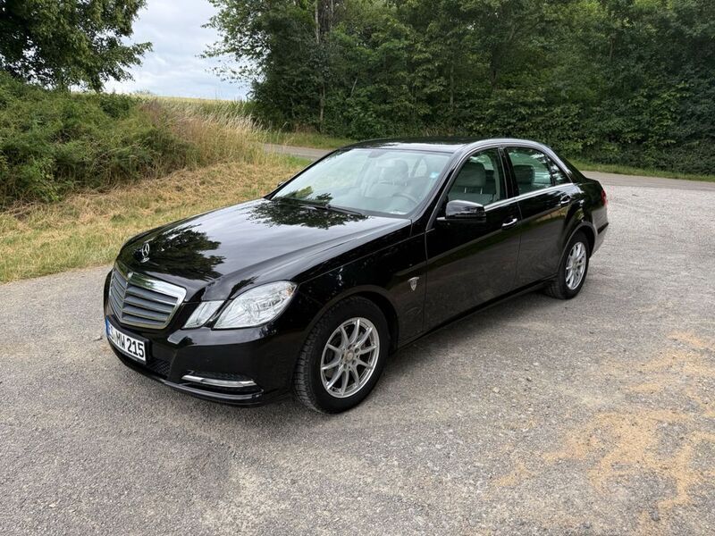 Schwarz Gebraucht 2012 Mercedes E200 Limousine | 10.900 € (Fairer Preis) - Bild 1/4