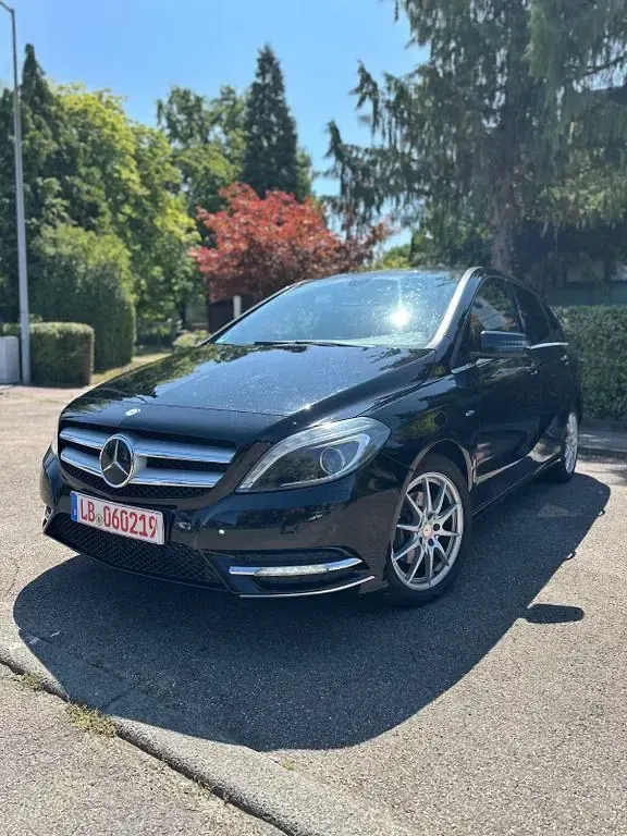 Gebraucht Mercedes B180 122 PS (89 kW) 2011 Schwarz Kleinwagen