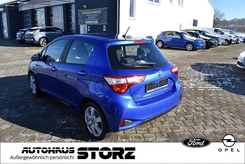 Gebraucht Toyota Yaris Hybrid Team 101 PS (74 kW) 2018 Titanblau Kleinwagen
