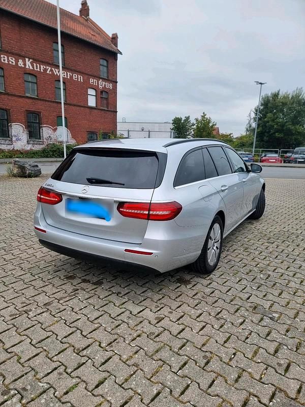 Silber Gebraucht 2018 Mercedes E220 Kombi | 14.399 € (Fairer Preis) - Bild 1/4