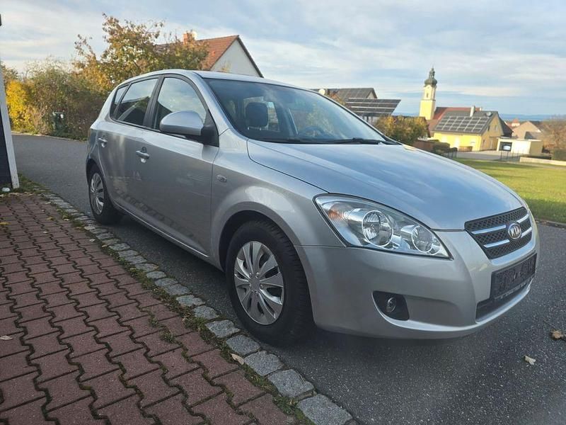 Silber Gebraucht 2010 Kia Ceed Kleinwagen | 2.700 € (Teuer) - Bild 1/4