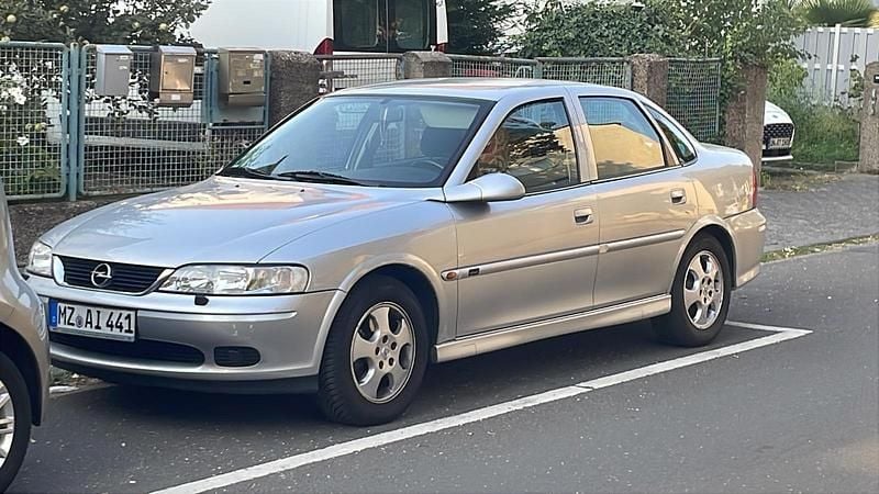 Silber Gebraucht 2000 Opel Vectra Limousine | 2.300 € (Etwas zu teuer) - Bild 1/4