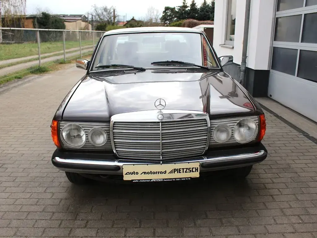 Gebraucht Mercedes 230 136 PS (100 kW) 1981 Braun Limousine