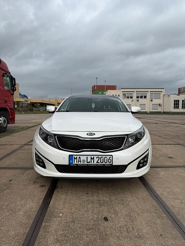 Weiß Gebraucht 2015 Kia Optima Limousine | 10.990 € - Bild 1/4