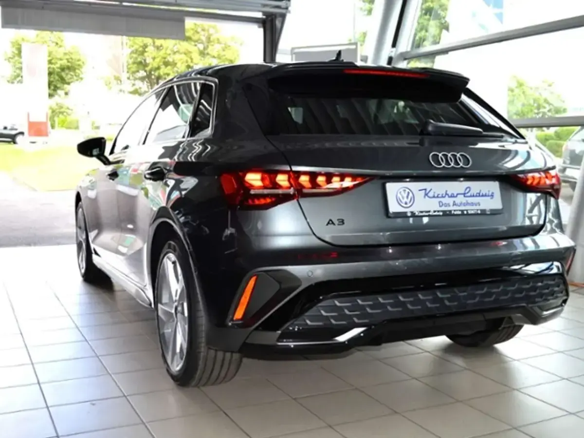 Neu Audi A3 S-Line 204 PS (150 kW) 2026 Daytonagrau perleffekt Limousine