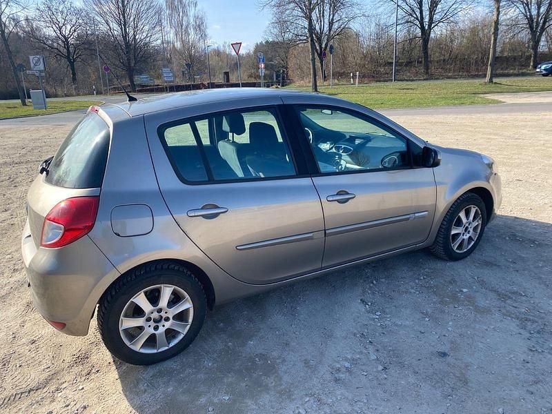 Gebraucht Renault Clio II Expression 75 PS (55 kW) 2011 Beige Kleinwagen