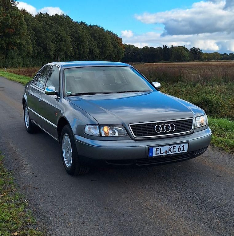 Grau Gebraucht 1996 Audi A8 Limousine | 7.200 € - Bild 1/4