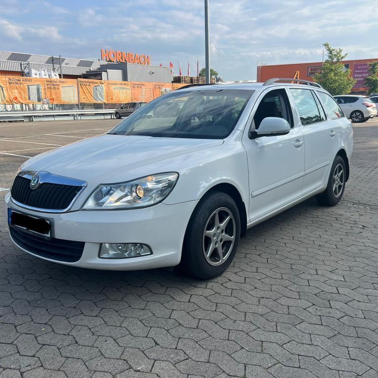 Weiß Gebraucht 2009 Skoda Octavia Ambiente Kombi | 4.999 € (Guter Preis) - Bild 1/4