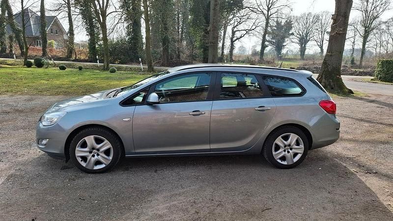 Gebraucht Opel Astra Selection 101 PS (74 kW) 2011 Grau Kombi