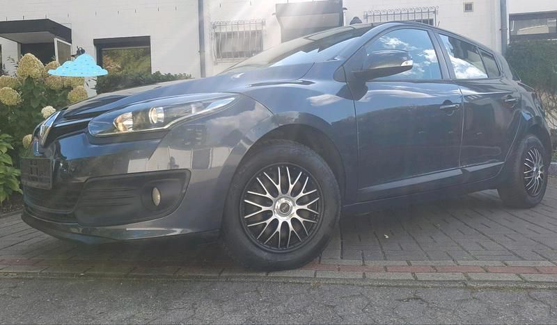 Grau Gebraucht 2015 Renault Mégane III Kleinwagen | 4.600 € (Superpreis) - Bild 1/4