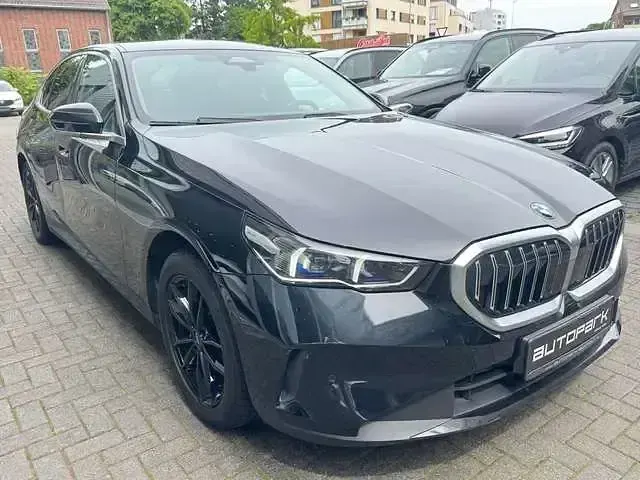 Gebraucht BMW 520 Sport Line 208 PS (152 kW) 2024 Saphirschwarz (metallic) Limousine