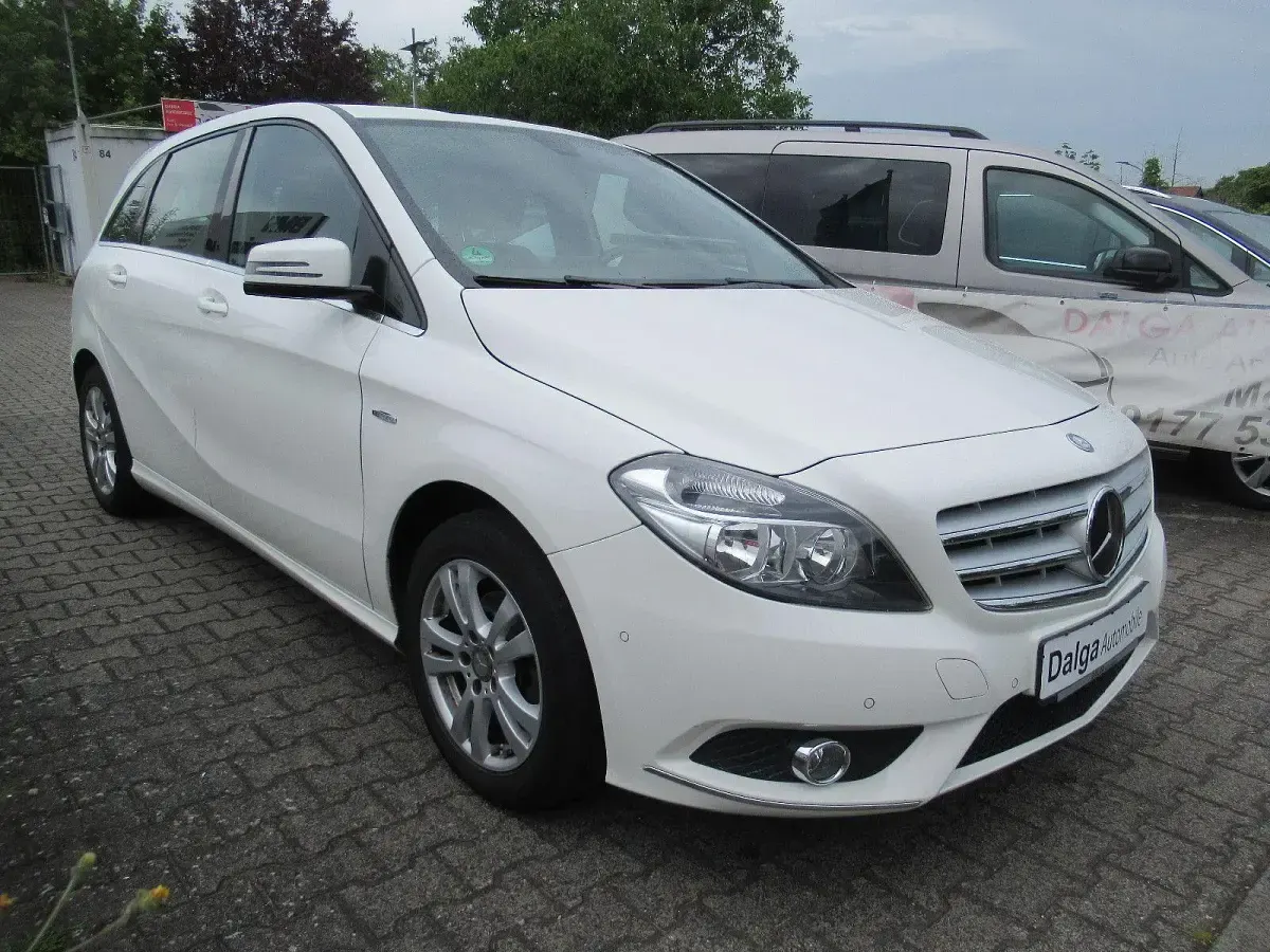 Gebraucht Mercedes B180 122 PS (89 kW) 2011 Weiß Kleinwagen