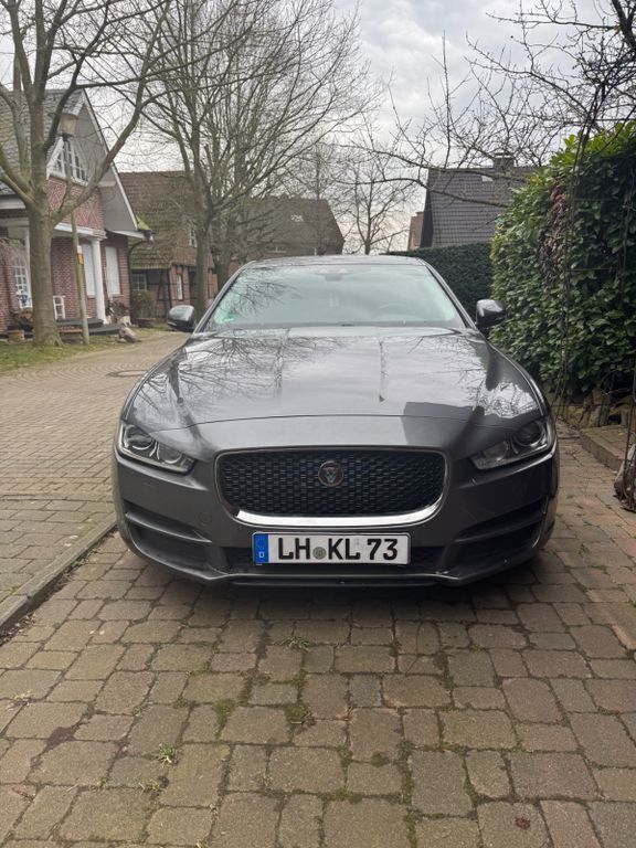 Grau Gebraucht 2015 Jaguar XE Prestige Limousine | 14.999 € (Fairer Preis) - Bild 1/4