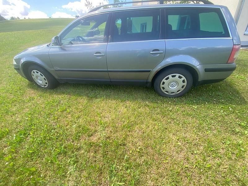 Grau Gebraucht 2004 VW Passat Kombi | 750 € (Superpreis) - Bild 1/4