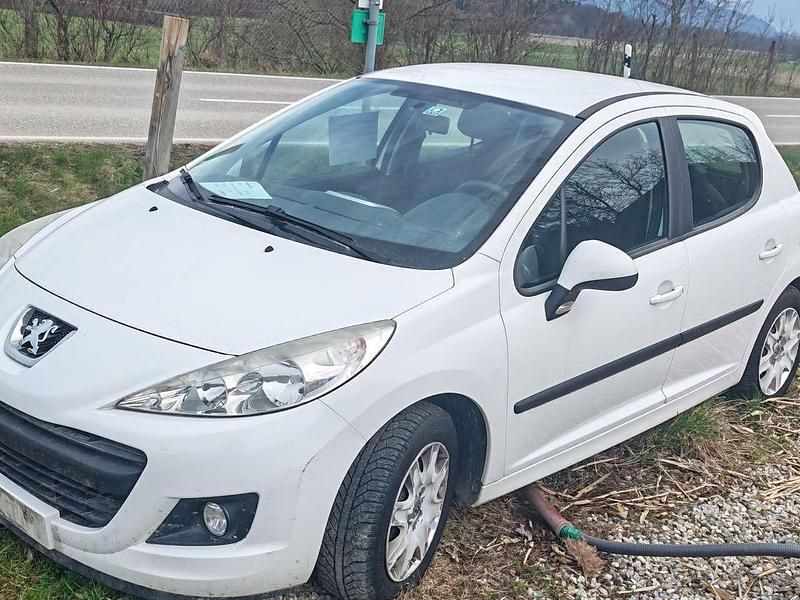 Gebraucht Peugeot 207 Filou 92 PS (67 kW) 2011 Weiß Limousine