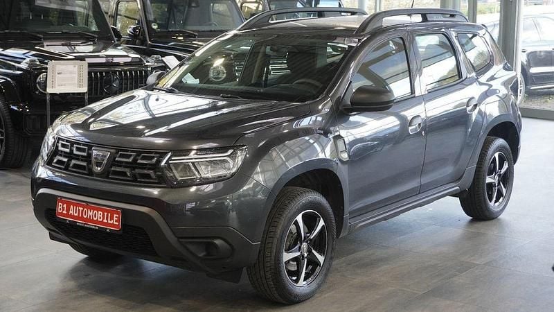 Grau Gebraucht 2022 Dacia Duster Essentiel SUV | 11.991 € (Superpreis) - Bild 1/4