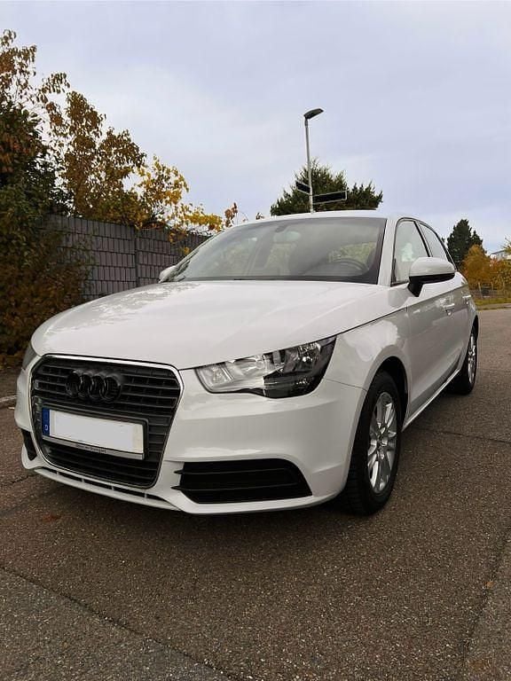 Weiß Gebraucht 2012 Audi A1 Sportback Sport Kleinwagen | 7.800 € (Guter Preis) - Bild 1/4