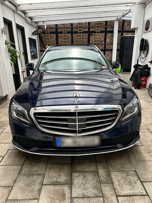 Blau Gebraucht 2019 Mercedes C300e Kombi | 25.800 € (Fairer Preis) - Bild 1/4