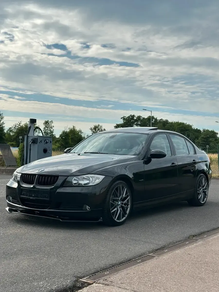 Gebraucht BMW 320 177 PS (130 kW) 2008 Schwarz Limousine