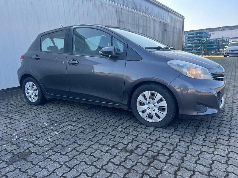 Gebraucht Toyota Yaris 90 PS (66 kW) 2012 Grau Kleinwagen