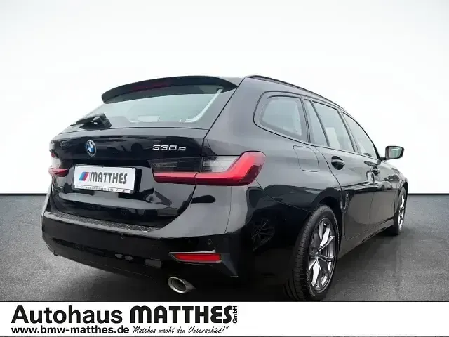 Gebraucht BMW 330e Sport Line 292 PS (214 kW) 2022 Schwarz Kombi