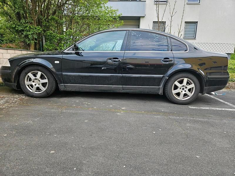 Gebraucht VW Passat 101 PS (74 kW) 2001 Schwarz Limousine