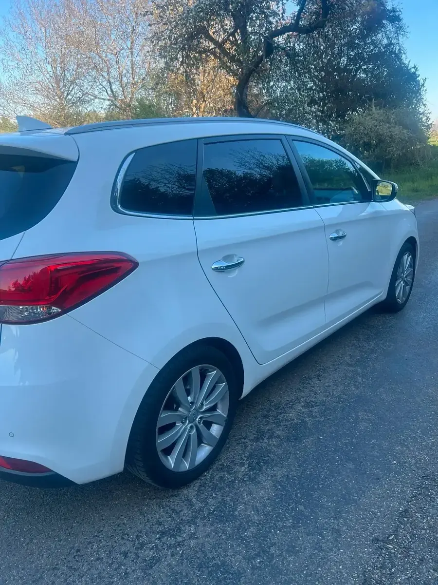 Gebraucht Kia Carens 136 PS (100 kW) 2016 Weiß Van / Kleinbus