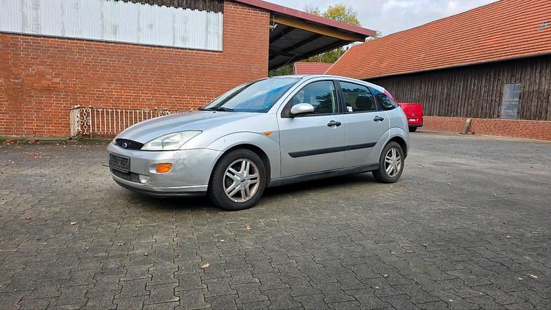Grau Gebraucht 2001 Ford Focus Kleinwagen | 1.100 € (Fairer Preis) - Bild 1/4