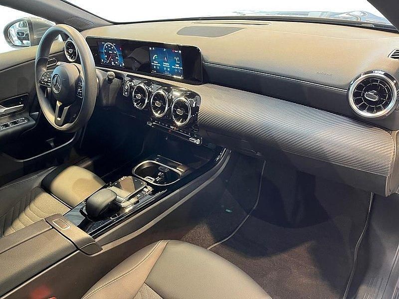 Gebraucht Mercedes CLA200 Shooting Brake 150 PS (110 kW) 2023 Metalliclack mountaingrau Kombi