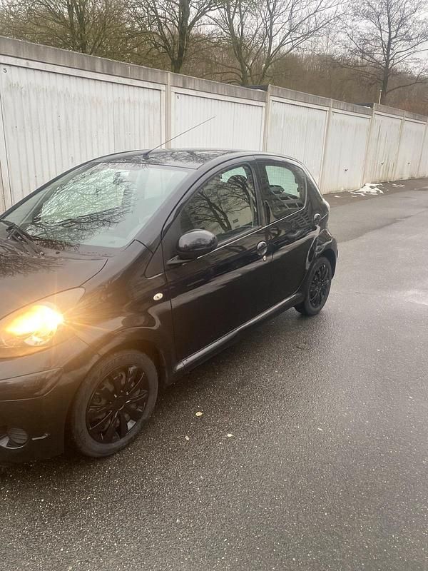 Gebraucht Toyota Aygo 68 PS (50 kW) 2014 Schwarz Kleinwagen