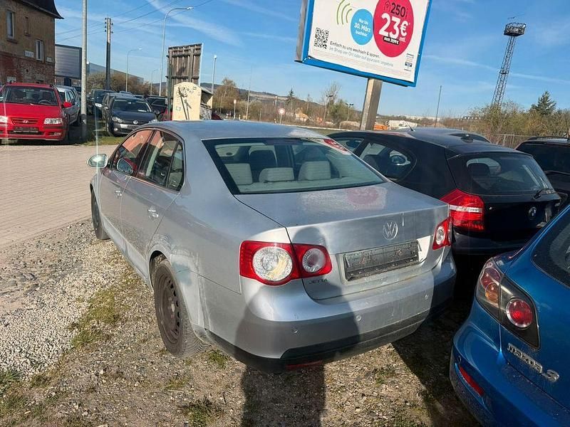 Second-hand VW Jetta 105 CP (77 kW) 2007 Argintiu Berlinǎ