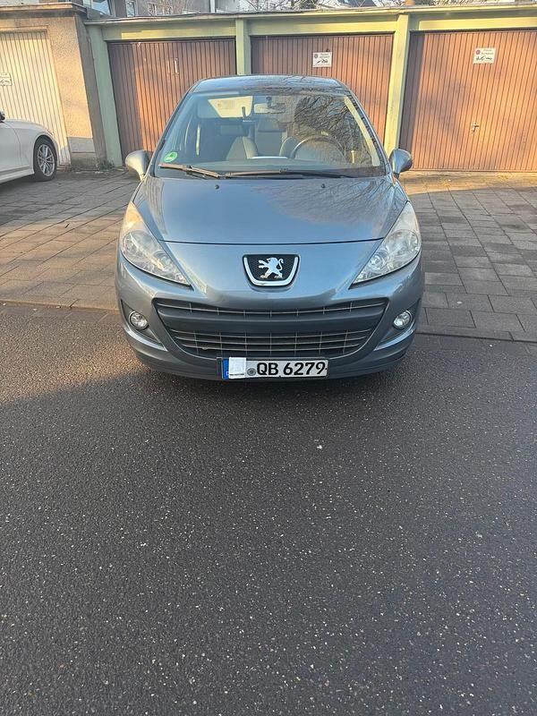 Gebraucht Peugeot 207 73 PS (53 kW) 2011 Grün Limousine