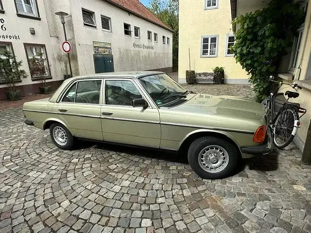 Gebraucht Mercedes 230 136 PS (100 kW) 1982 Grün Limousine