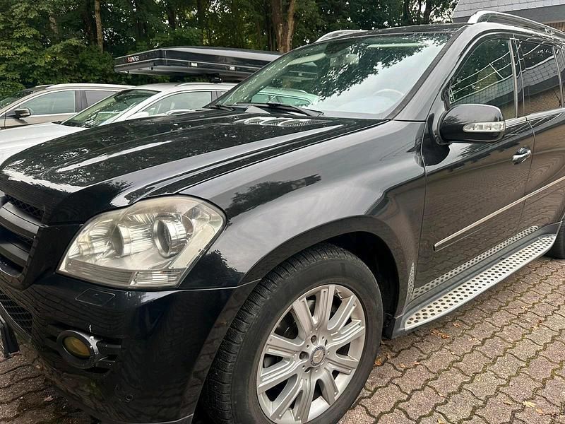 Schwarz Gebraucht 2008 Mercedes GL320 SUV | 4.550 € - Bild 1/4