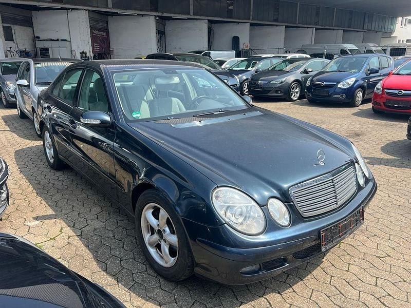 Blau Gebraucht 2005 Mercedes E280 Avantgarde Limousine | 1.750 € - Bild 1/4