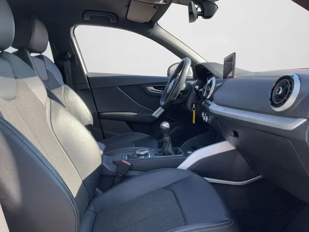 Gebraucht Audi Q2 Ambiente 150 PS (110 kW) 2021 Gletscherweiß metallic (metallic) SUV