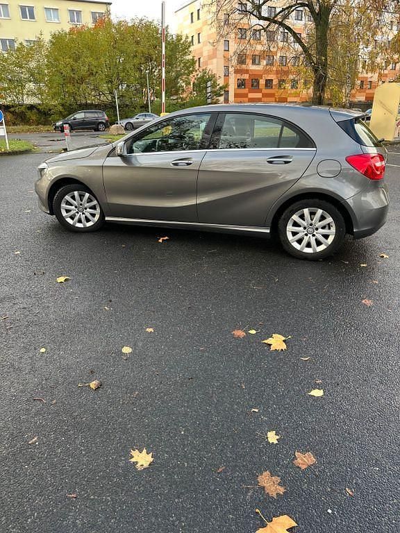 Grau Gebraucht 2015 Mercedes A180 Limousine | 14.900 € (Guter Preis) - Bild 1/4