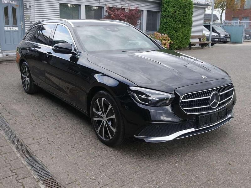 Schwarz Gebraucht 2021 Mercedes E300 Avantgarde Kombi | 26.950 € (Superpreis) - Bild 1/4