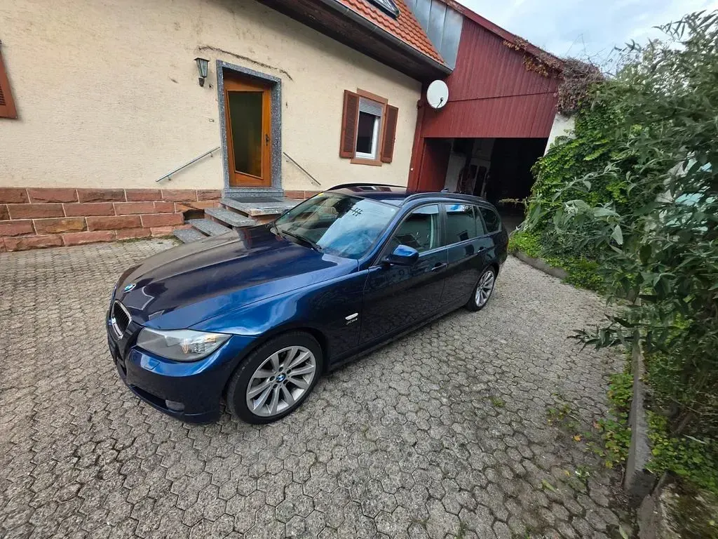 Gebraucht BMW 320 Lifestyle 184 PS (135 kW) 2011 Blau Kombi