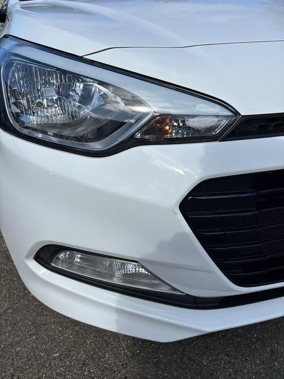 Gebraucht Hyundai i20 Passion 101 PS (74 kW) 2018 Weiß Limousine