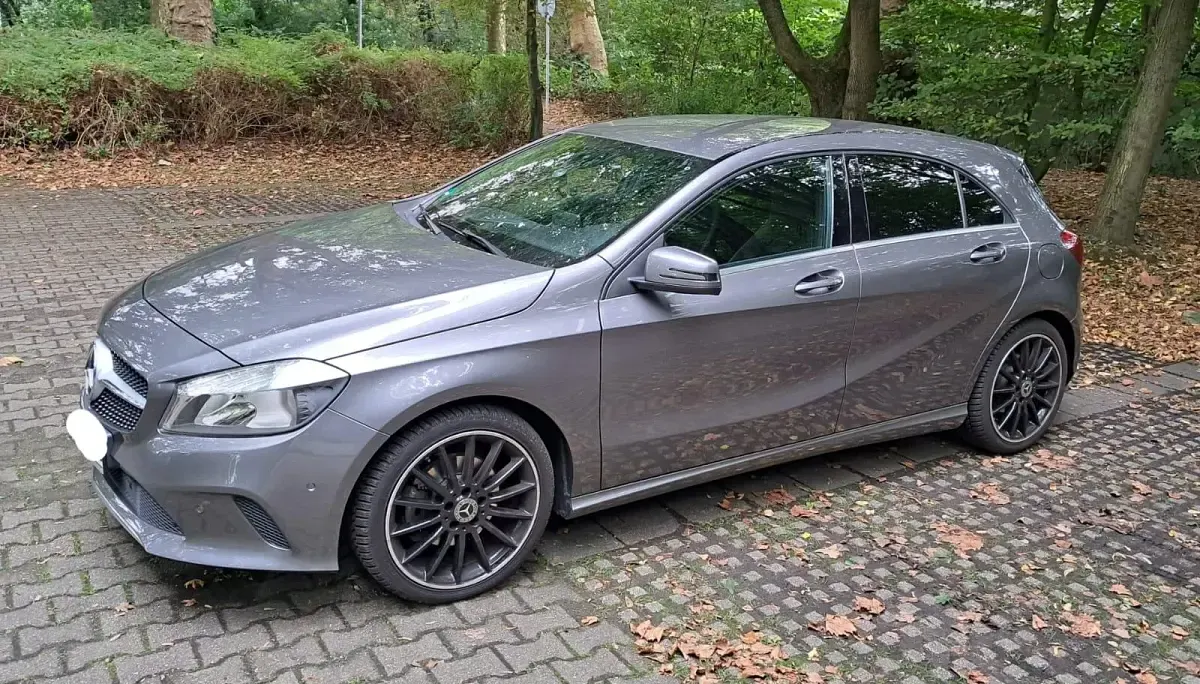 Gebraucht Mercedes A180 122 PS (89 kW) 2017 Silber Kleinwagen