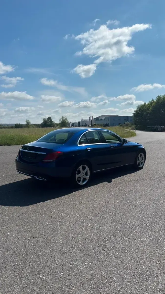 Gebraucht Mercedes C180 156 PS (114 kW) 2016 Blau Limousine