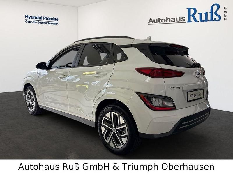 Gebraucht Hyundai Kona 100 kW (136 PS) 2023 Weiß SUV