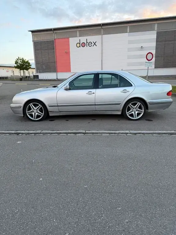 Używany Mercedes E280 Elegance 204 KM (150 kW) 2002 Srebrny Sedan/Limuzyna