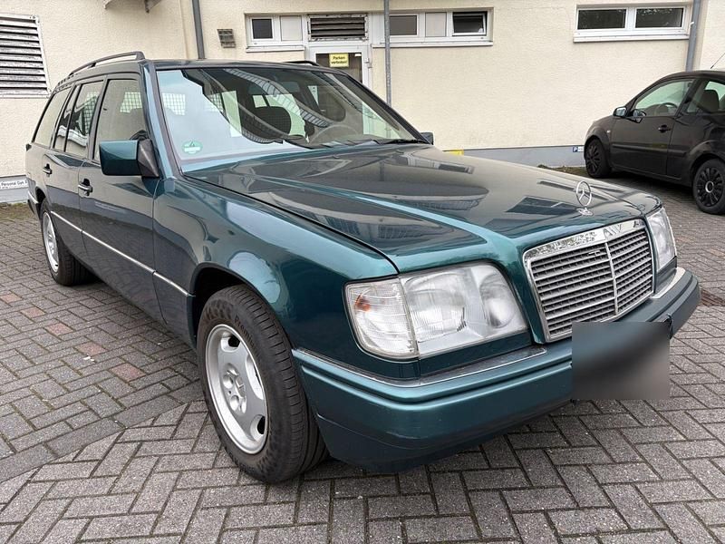 Gebraucht Mercedes E220 150 PS (110 kW) 1994 Grün Kombi