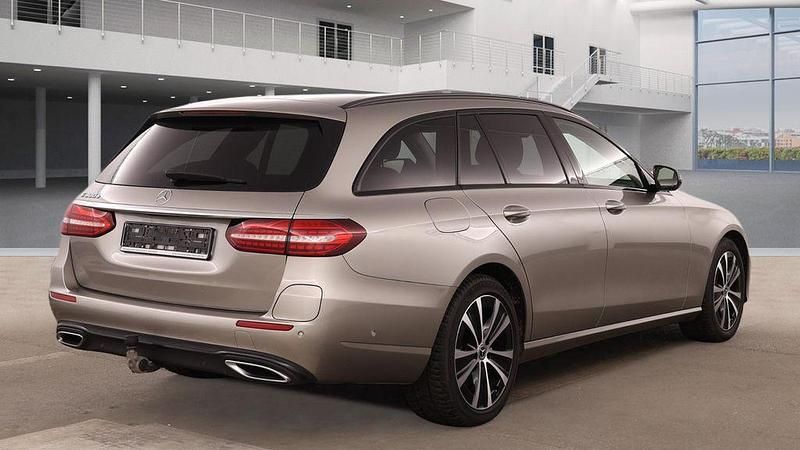 Gebraucht Mercedes E300 Avantgarde 320 PS (235 kW) 2022 Silber Limousine