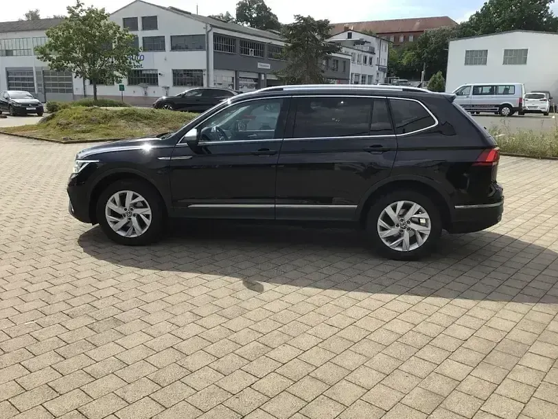 Gebraucht VW Tiguan Allspace Life 150 PS (110 kW) 2022 Deep black perleffekt SUV