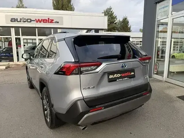 Gebraucht Toyota RAV4 Hybrid 222 PS (163 kW) 2022 Hell silber (metallic) SUV