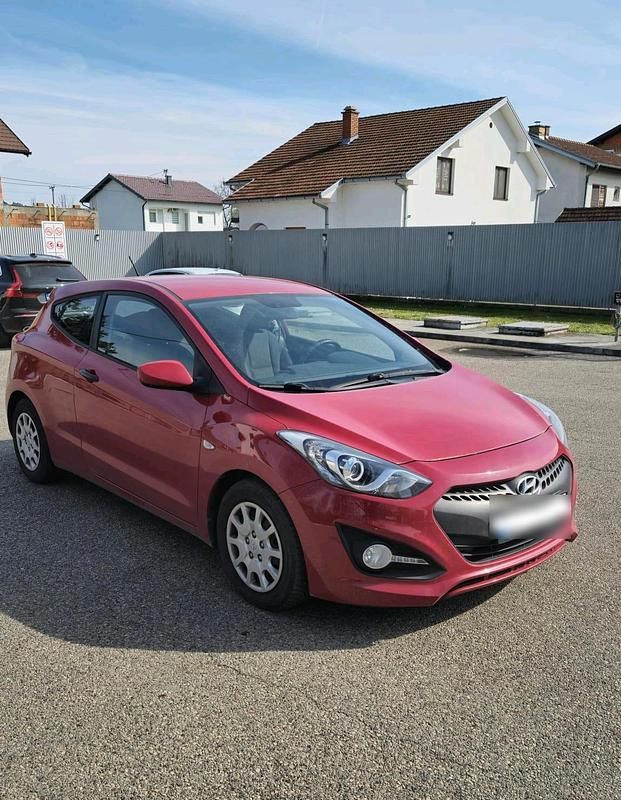 Gebraucht Hyundai i30 100 PS (73 kW) 2013 Rot Kleinwagen