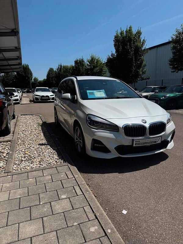 Weiß Gebraucht 2020 BMW 220 Gran Tourer M Sport Van / Kleinbus | 26.999 € (Etwas zu teuer) - Bild 1/4